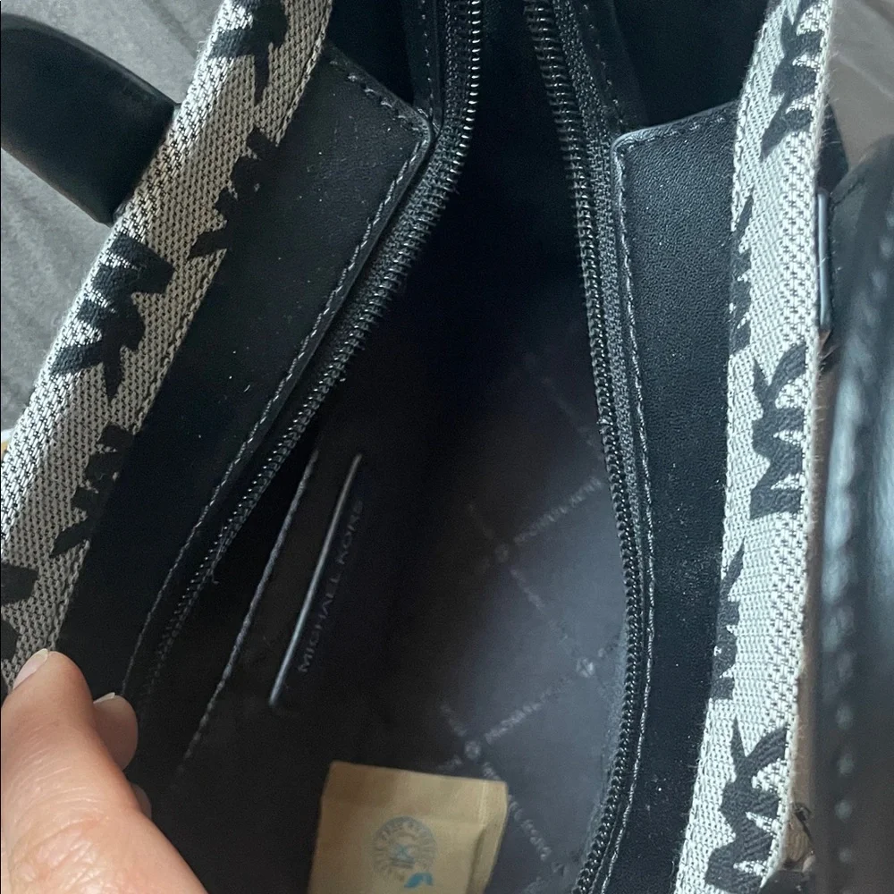 Michael Kors Black and Grey GiGi Small Messenger Bag - Picture 2 of 8